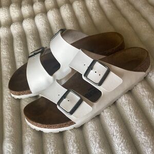 *EUC* Women’s white Birkenstock Arizona sandals size 39 (8-8.5)